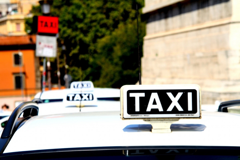 taxis-LA VERDIERE-min_taxi_auto_rome_road_white-1051610